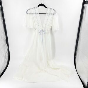 Elegant White Lace Trim Robe